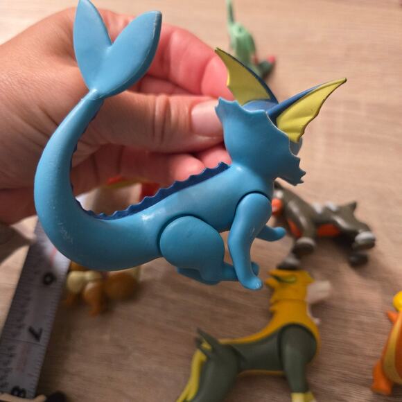 Pokemon lot of 7 figures: charmaleon, houndour, dreepy,  vaporeon, boltund... - Picture 8 of 9